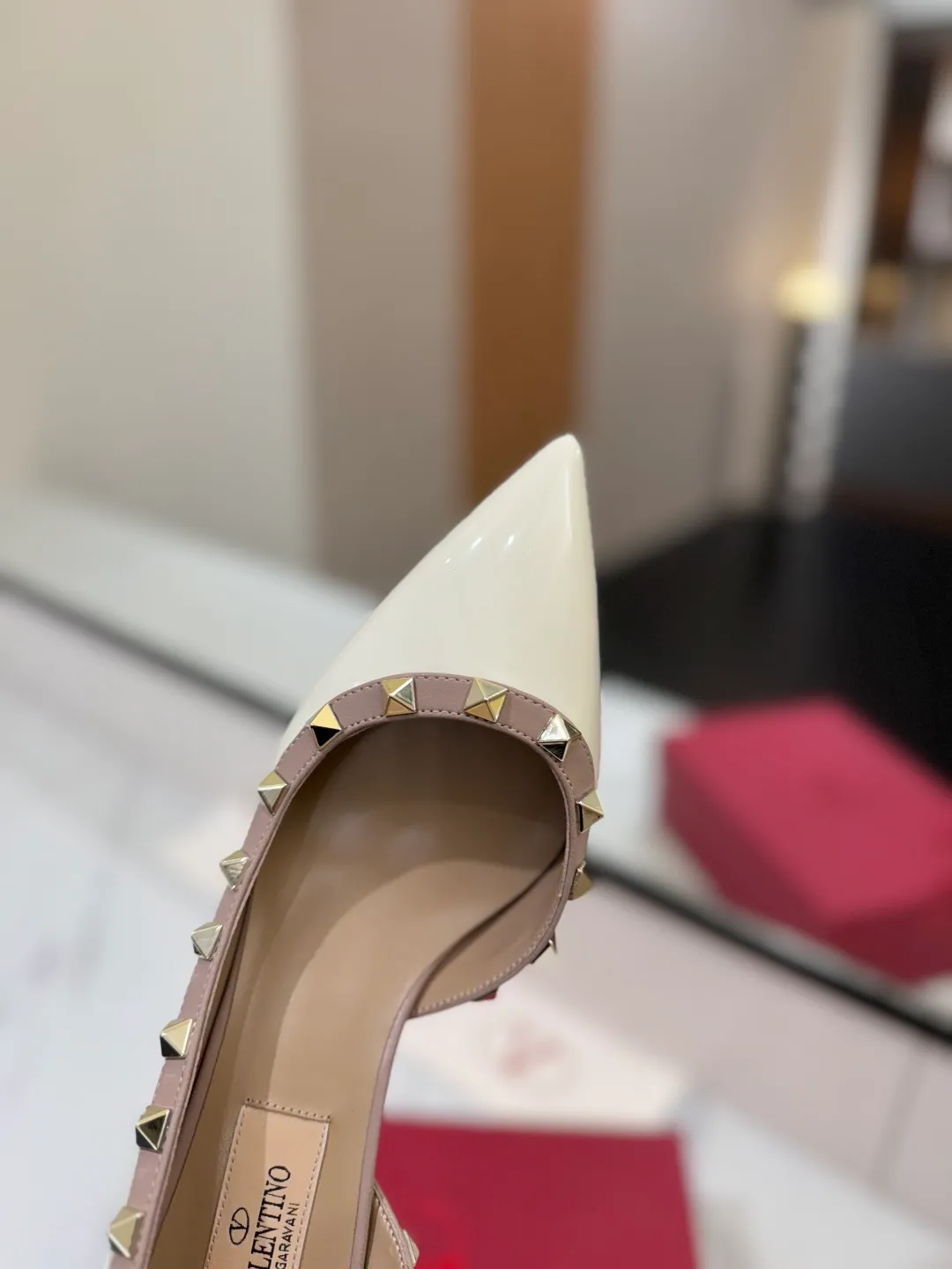 👟👟Ex-factory price 580👟👟 Valentino/Valentino rivet VT classic shoes, top replica! The side curves are perfect, the original molded custom-made rust-free rivets, and the textured hardware bring out a full sense of high-end, giving you a genuine foot feel! The first choice for high-end customers❤️ [Material] Upper: Original imported custom patent leather Lining: Original imported goatskin Outsole: Imported pearlescent leather outsole Heel height: 6.5CM Code number: 35-39 [34, 40, 41, 42 custom-made are not returnable]